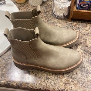 Dolce Vita Womens 9 Boots. Tan. Never worn